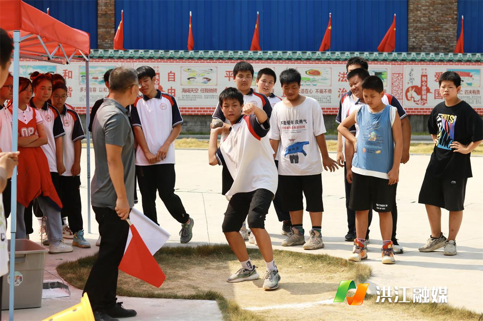 该校有着优良的体育传统，学校历来高度重视体育，始终把提高学生的健康素质放在重要位置，体育事业呈现出蓬勃发展的态势，在洪江市历届体育比赛中创下了辉煌的成绩。